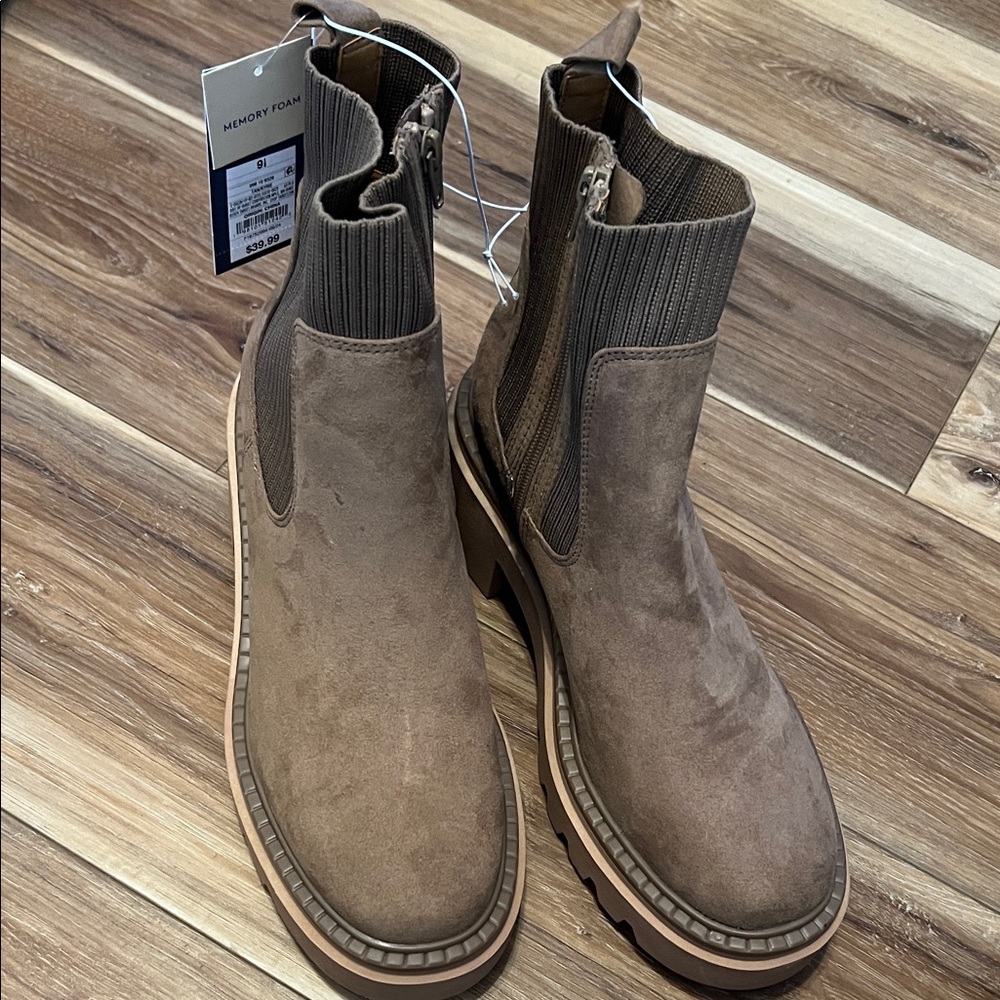Universal Thread Brown Chelsea Boots - Picture 2 of 4